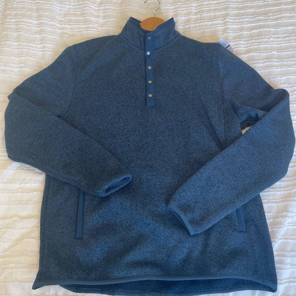 New with tags Blue Fossa Fleece Sweatshirt -Pocket on both left and right sides.